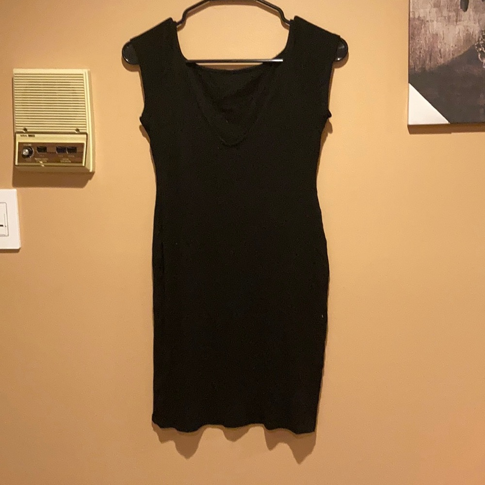 A basic black dress - Picture 2 of 3